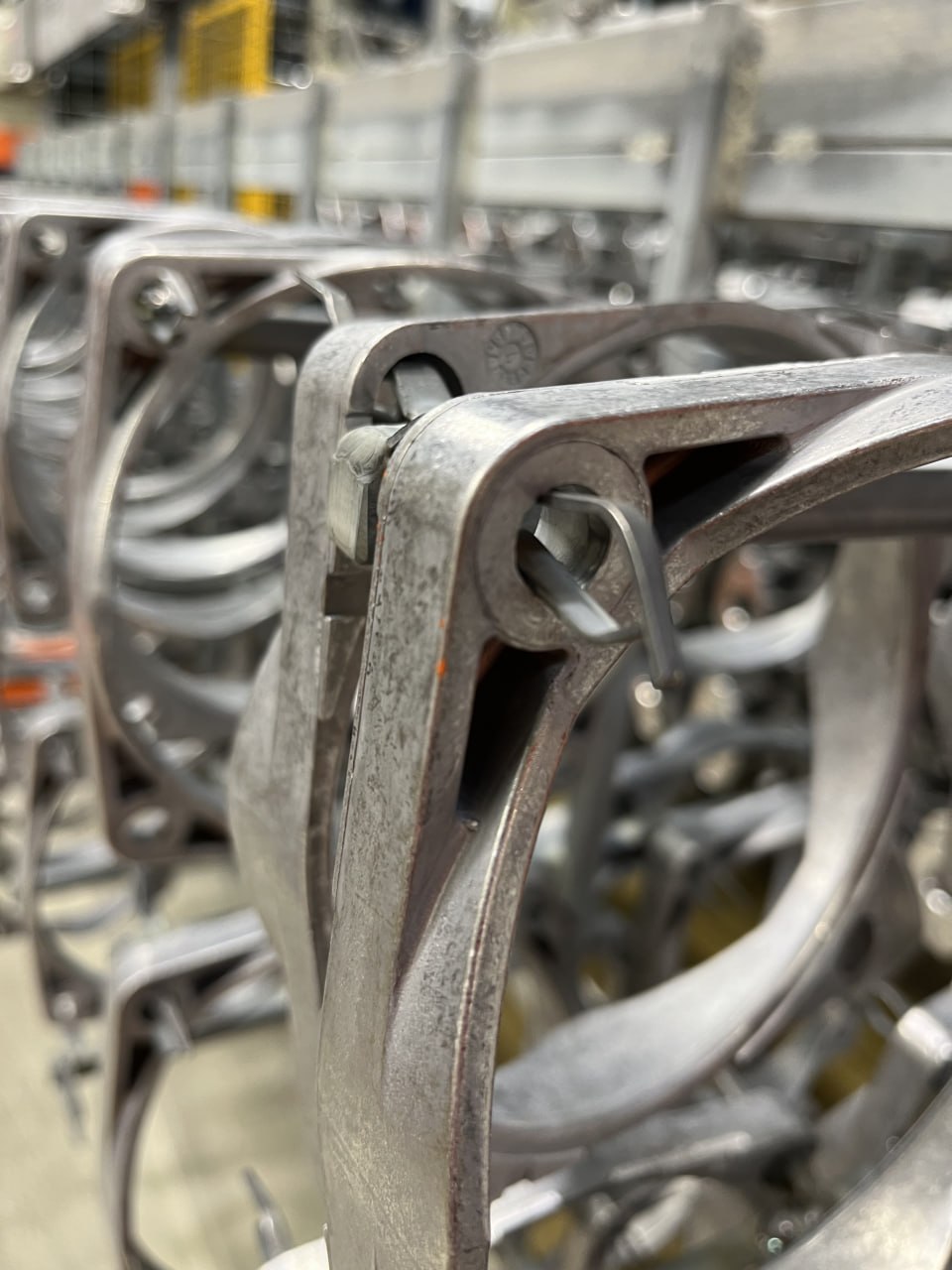 Metallbauteile, aufgehängt zum Eloxieren auf einem Gestell